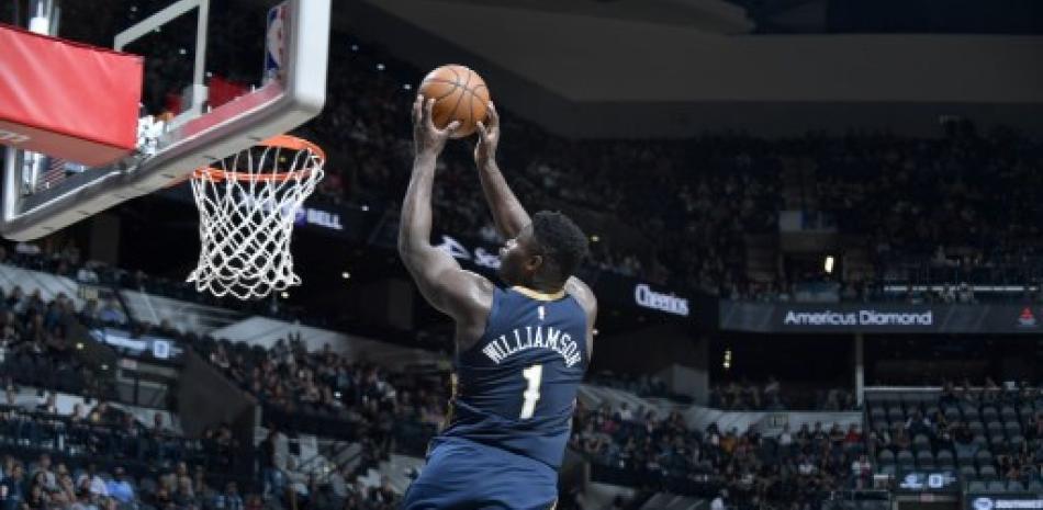 Zion Williamson intenta anotar contra los San Antonio Spurs durante un juego de pretemporada en el AT&T Center. Logan Riely/Getty Images /AFP.