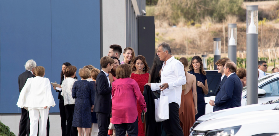 Los invitados a la boda de Rafa Nadal y Mery Perelló, entre ellos el tío de Rafa y exfutbolista Miguel Ángel Nadal, esperan a los dos autobuses que les trasladan desde la Academia de Rafa Nadal, en Manacor,el punto de encuentro desde el que han partido a Pollença, donde se encuentra sa Fortalesa, el lugar elegido para la celebración. EFE/ Ezequiel Ivan Espinar Riutort