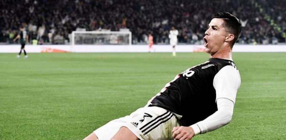 Cristiano Ronaldo festeja a su manera el extraordinario gol que marcó contra el Bologna.
