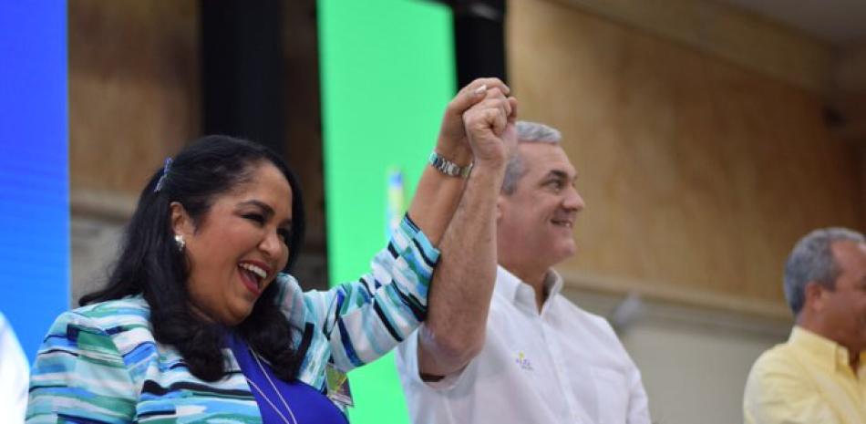 Maritza López de Ortiz, presidente del PAL levanta la mano del candidato presidencial Gonzalo Castillo