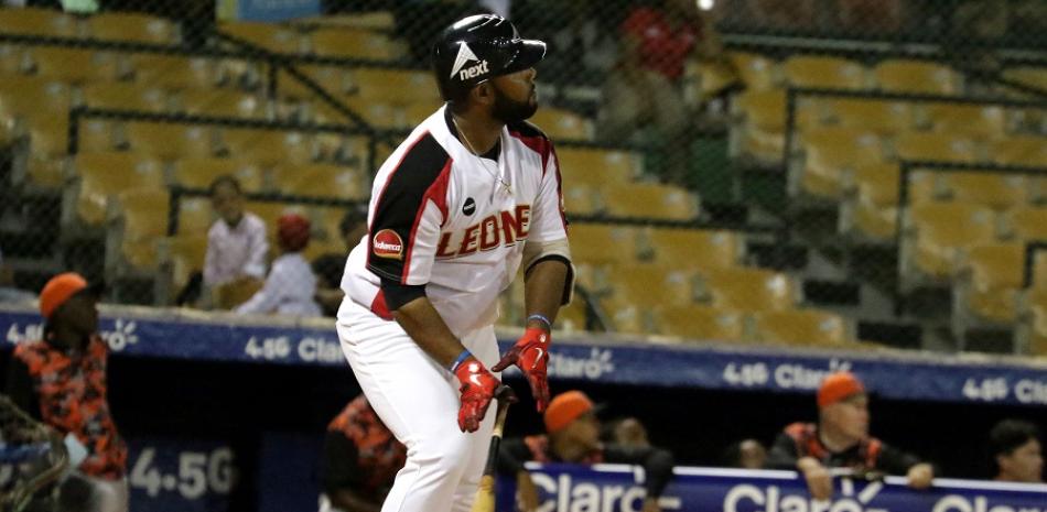 Nellie Rodríguez observa la trayectoria de la pelota tras el batazo que eventualmente se convirtió en su primer jonrón de la temporada.