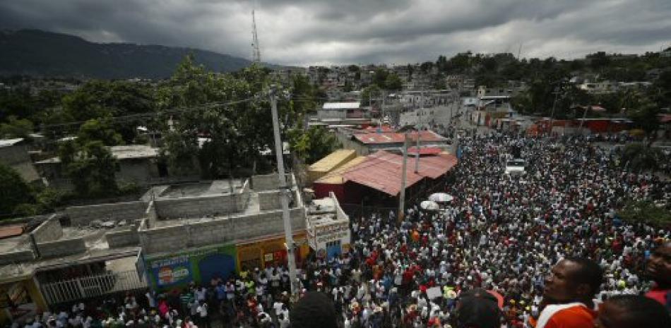 Miles de personas fueron voncovadas en Puerto Príncipe para exigir renuncia del presidente Jovenel Moise. Foto AP.