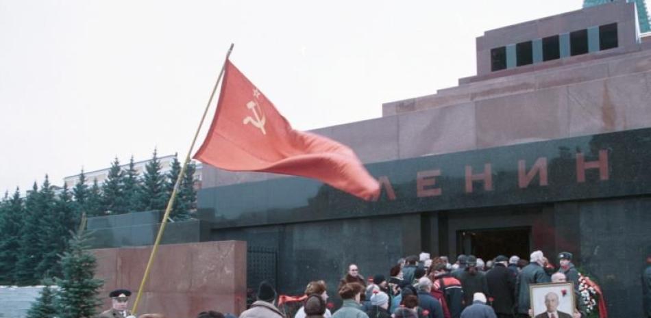 Josif Stalin, con cerca de 25 millones de muertos a sus espaldas, compartió mausoleo durante más de ocho años con el fundador del Estado soviético, Vladimir Lenin, en plena Plaza Roja de Moscú, hasta que fue enterrado junto al memorial en la muralla del Kremlin. Lenin murió en 1924 y Stalin en 1953.