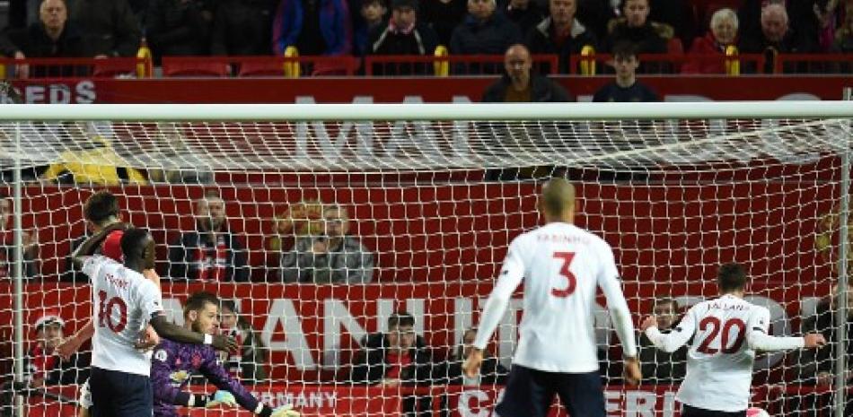 Adam Lallana marca durante el partido entre Manchester United y Liverpool en Old Trafford. Oli Scarff/AFP.
