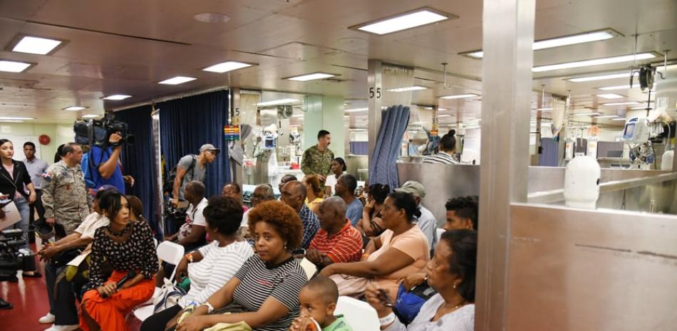 El buque médico de la Armada de Estados Unidos espera atender entre 350 y 500 pacientes dominicanos por día. Foto: Víctor Ramírez.
