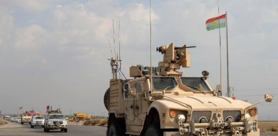 Un convoy de vehículos militares estadounidenses llega cerca de la ciudad iraquí kurda de Bardarash en la gobernación de Dohuk después de retirarse del norte de Siria el 21 de octubre de 2019. Safin Hamed/AFP.