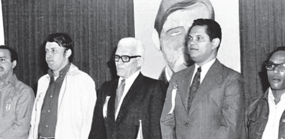 El expresidente Juan Bosch fundó el Partido de la Liberación Dominicana (PLD) el 15 de diciembre de 1973 tras renunciar del PRD. En la foto junto a Antonio Abreu, Rafael Alburquerque, José Joaquín Bidó Medina y Rafael (Cheché) Luna, integrantes del primer Comité Político.