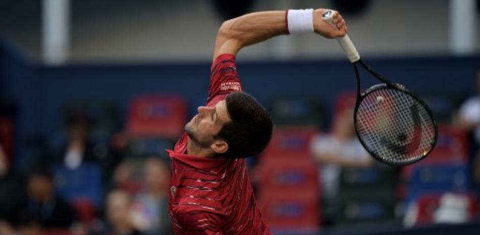 Novak Djokovic de Serbia sirve durante su partido de tercera ronda de individuales masculinos contra John Isner  en el Master de Shanghai. Noel Celis/AFP.