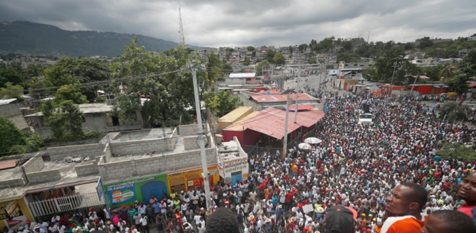 Manifestantes antigubernamentales participaron ayer en otra marcha convocada por la comunidad de artistas en Puerto Príncipe, Haití. AP