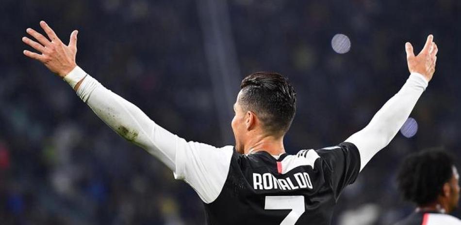 Cristiano Ronaldo de la Juventus celebra después de anotar un gol. EFE/Alessandro Di Marco.