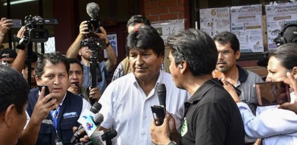El presidente y candidato presidencial de Bolivia, Evo Morales, habla con la prensa después de emitir su voto durante las elecciones presidenciales. Aizar Raldes/AFP.