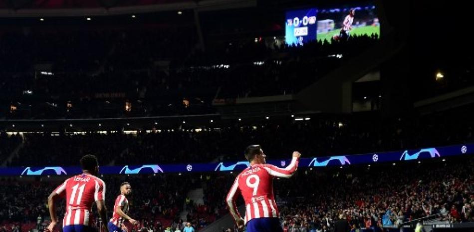 Álvaro Morata celebra su gol durante el partido de fútbol del Grupo D de la Liga de Campeones de la UEFA entre el Atlético de Madrid y el Bayer Leverkusen en el estadio Wanda Metropolitano. Oscar Del Pozo/AFP.