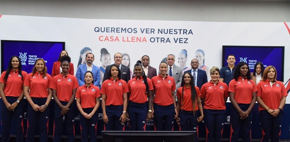 La mesa principal detrás y delante las atletas de la Selección Nacional de Volebiol Femenino que buscará aquí en el país su tercera clasificación a los Juegos Olímpicos Tokio 2020.