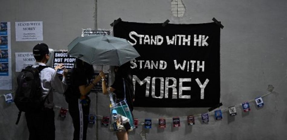 Manifestantes exhiben carteles en el Southorn Playground en Hong Kong durante una protesta en apoyo del gerente general de los Rockets de la NBA, Daryl Morey, y en contra de los comentarios hechos por la superestrella de los Lakers, LeBron James. Anthony Wallace/AFP.