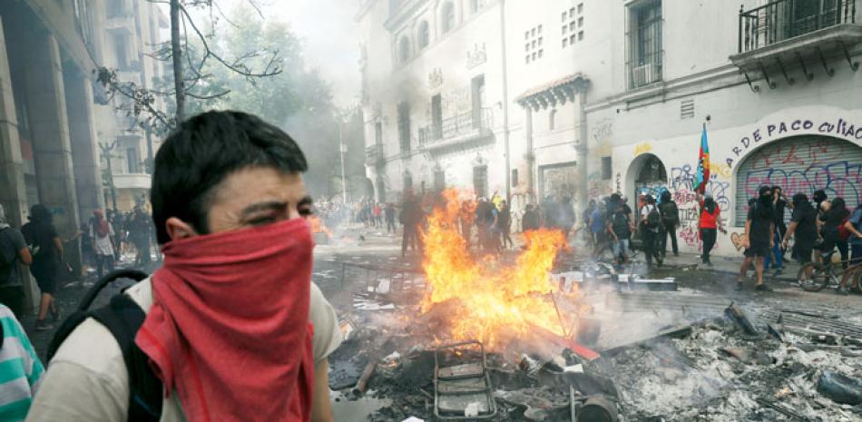 Miles de manifestantes protestan en la céntrica plaza Italia de Santiago. EFE