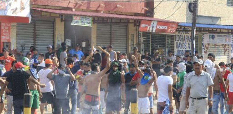 Personas protestando en una de las calles de Bolivia.  Foto AP.