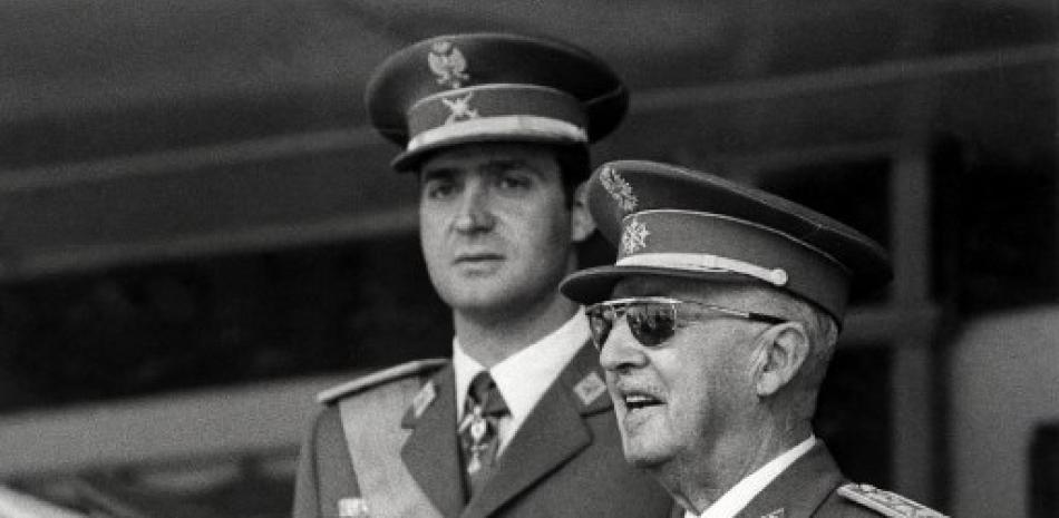 Dictador Español Francisco Franco, al lado del principe Carlos de Bourbon, 1971. AFP