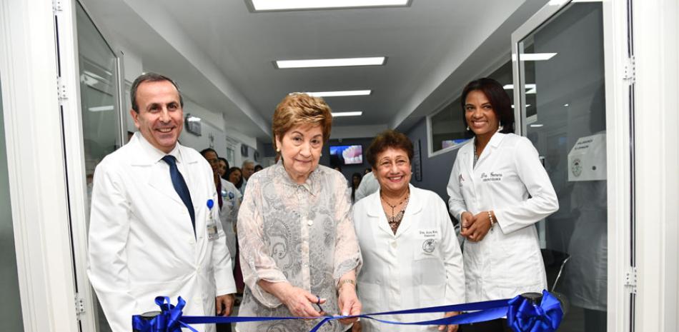 Mercedes Toral de Hazoury, presidenta del Patronato Contra la Diabetes, corta la cinta que dejó inaugurado el Departamento de Odontología. ADRIANO ROSARIO/LD