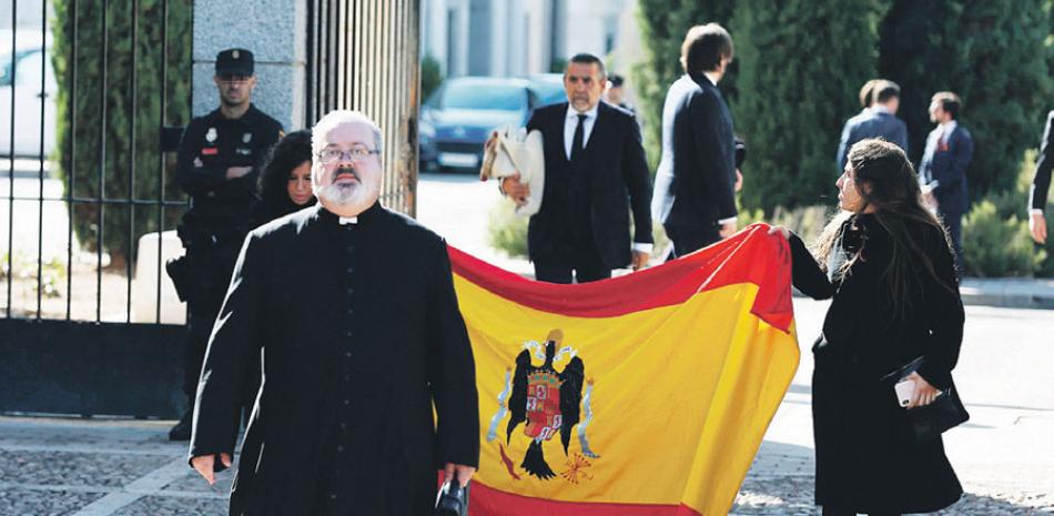 El sacerdote Ramón Tejero, que ofició la misa de la reinhumación, a su salida del cementerio de Mingorrubio. EFE