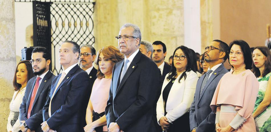 Simón Lizardo Mézquita y los ejecutivos del banco durante la homilía. JORGE CRUZ/LD