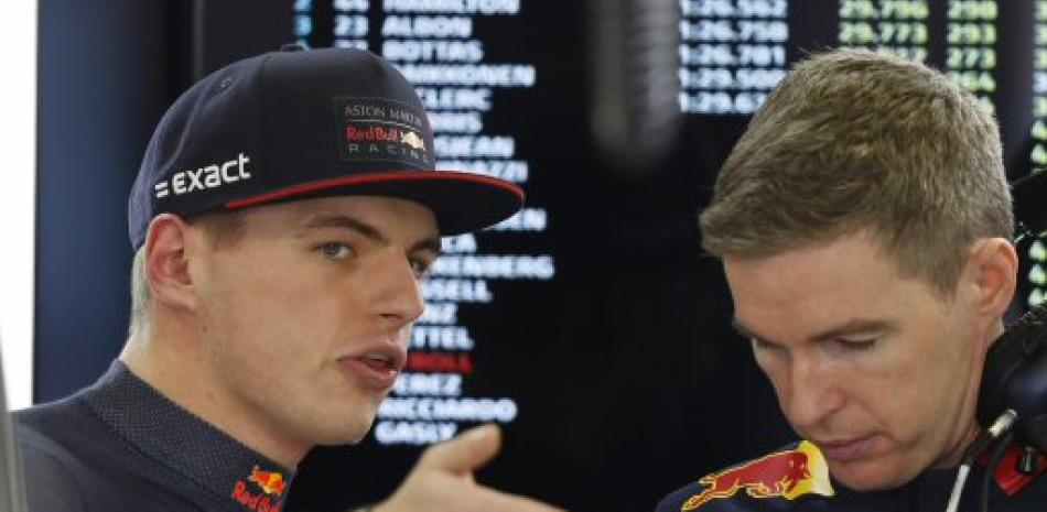 Max Verstappen conversa con uno de sus compañeros luego de finalizada la prueba este sábado