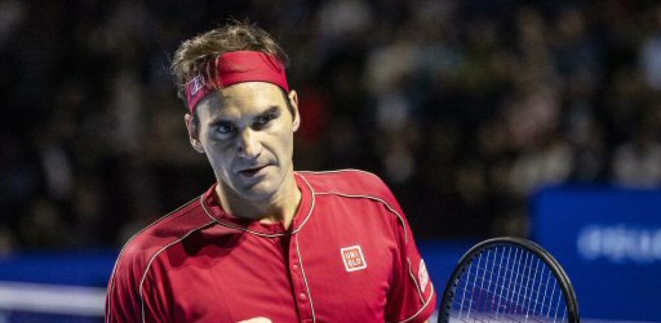 Roger Federer levanta sus brazos luego de alcanzar una nueva final en el Abierto de Basilea