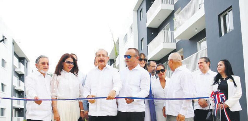 Danilo Medina entrega los primeros apartamentos.