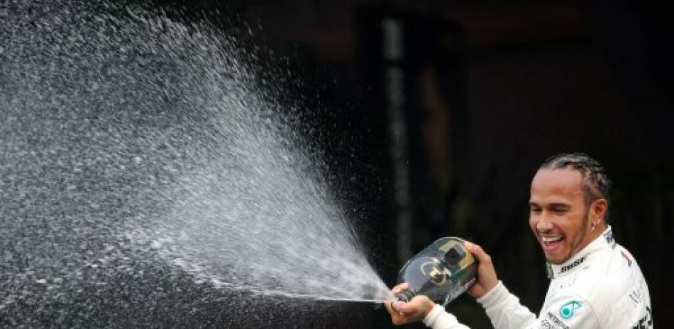 Lewis Hamilton rocea champagne luego de obtener la victoria en el GP de México