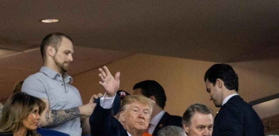 Donald Trump saluda a la concurrencia en el estadio de los Nacionales.