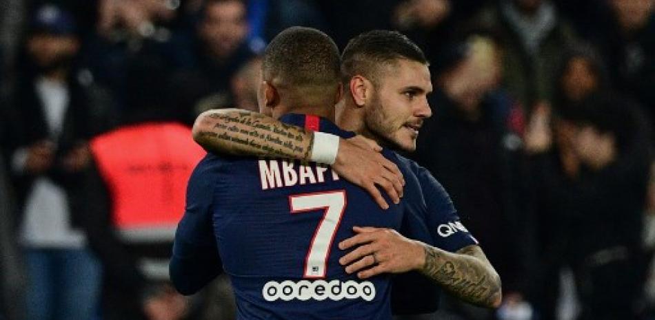 Mauro Icardi es felicitado por Kylian Mbappe después de marcar un gol frente al Olympique de Marseille (OM). Martin Bureau/AFP.
