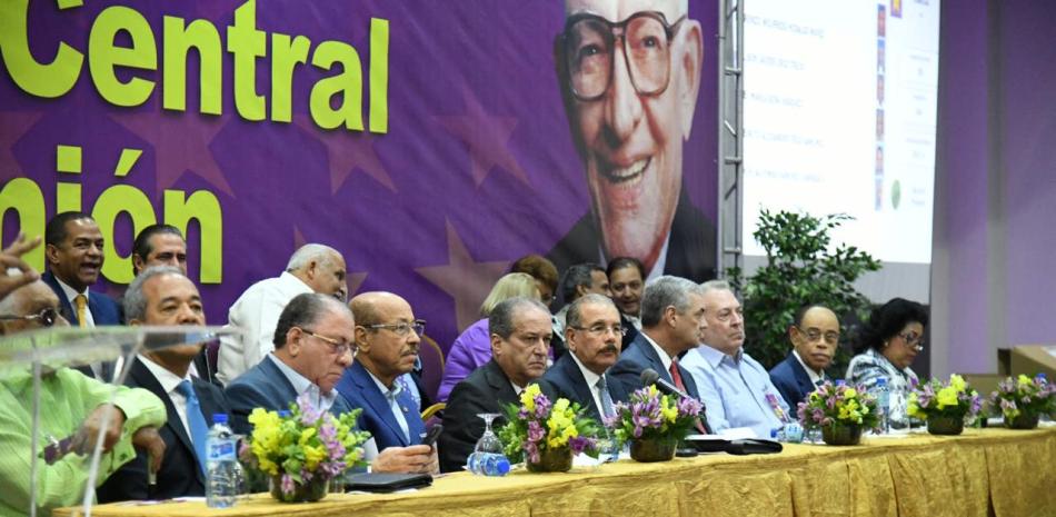 Los miembros del Comité Político del PLD, en la reunión de esta tarde. Raúl Asencio. Listin Diario.