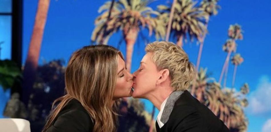 Foto del beso entre Jennifer Aniston y Ellen DeGeneres/ Crédito Instagram The Ellen Show