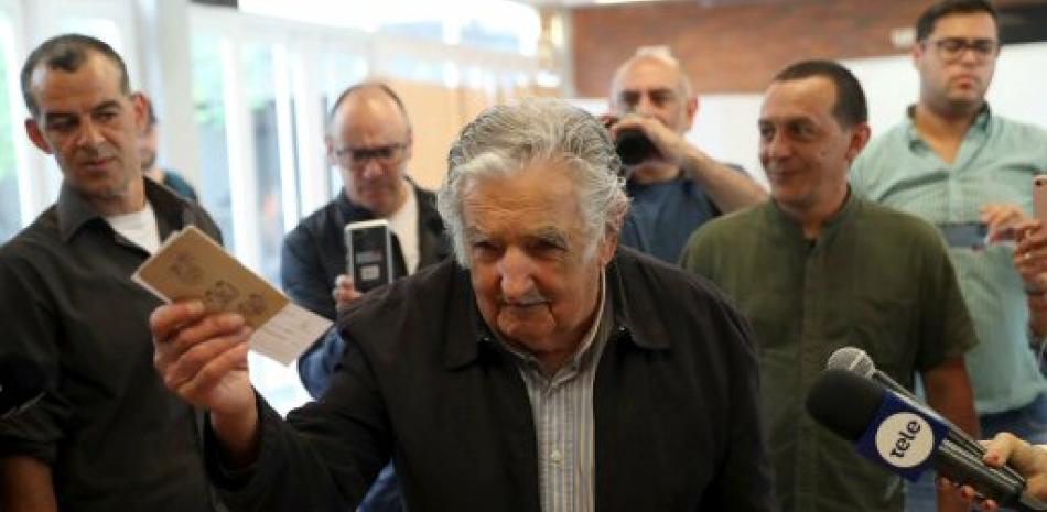 El expresidente de Uruguay José Mujica, momentos antes de votar este domingo en las elecciones presidenciales y parlamentarias que tienen lugar en Uruguay. EFE/Federico Anfitti