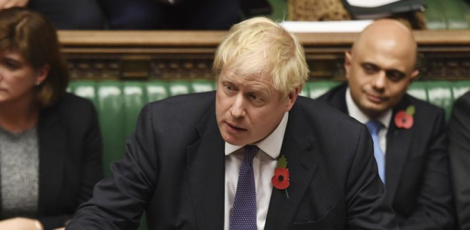 El primer ministro de Gran Bretaña, Boris Johnson, habla a legisladores durante un debate por las elecciones en la Cámara de los Comunes, en Londres, el 28 de octubre de 2019. (Jessica Taylor/Cámara de los Comunes vía AP)