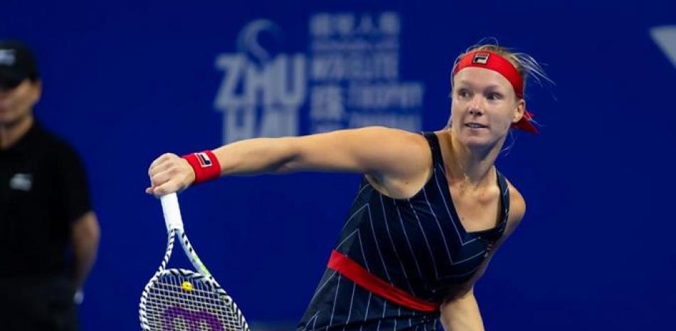 Kiki Bertens realiza una devolución de revés.