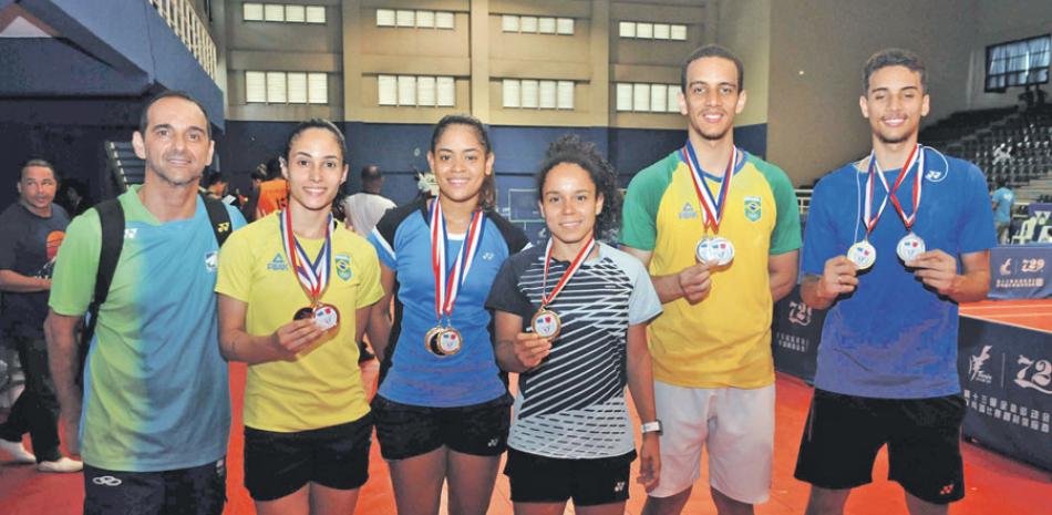 Los brasileños Fabricio Farías, Samia Lima, Fabiana Silva y Jaqueline Lima, junto al entrenador.