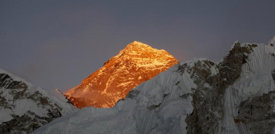 En esta imagen de archivo, tomada el 12 de noviembre de 2015, el Everest visto desde el ascenso al Kalapatthar, en Nepal. (AP Foto/Tashi Sherpa, archivo)