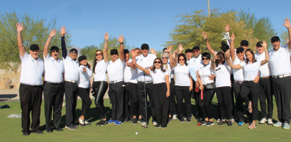 Grupo completo de jugadores y esposas del Villa’s 66 tras el saque de honor realizado por Rafael Villalona en Coyote Springs Golf Club.