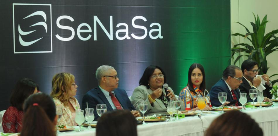 Mercedes Rodríguez, presidenta de Senasa, junto a ejecutivos de la ARS estatal.JORGE CRUZ