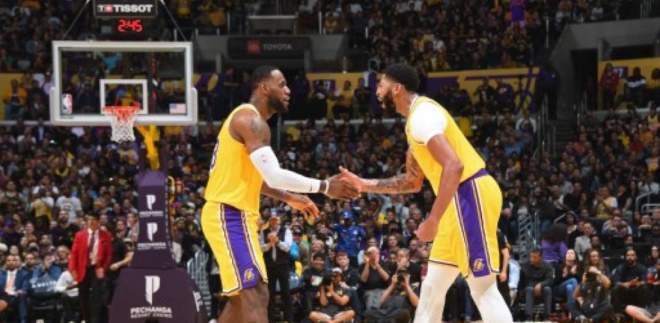 LeBron James y Anthony Davis de los Lakers de Los Ángeles se dan la mano contra los Grizzlies de Memphis el 29 de octubre de 2019 en el STAPLES Center de Los Ángeles, California. Andrew D. Bernstein/AFP.