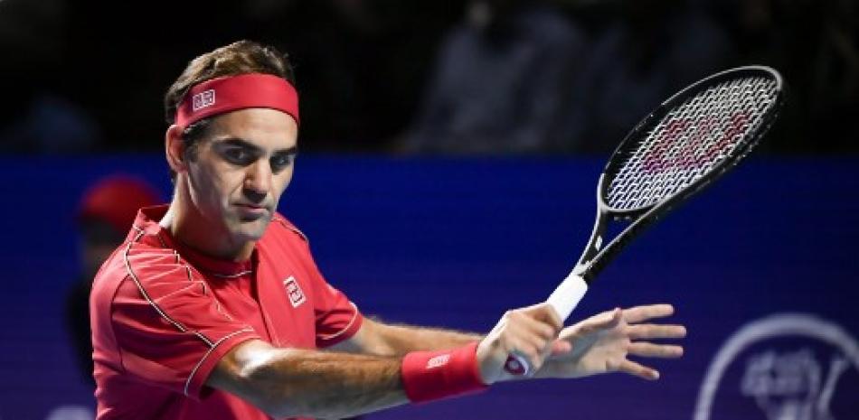 Roger Federer le devuelve la pelota a Alex De Minaur durante su último partido en el torneo de tenis Swiss Indoors en Basilea. Fabrice Coffrini/AFP.