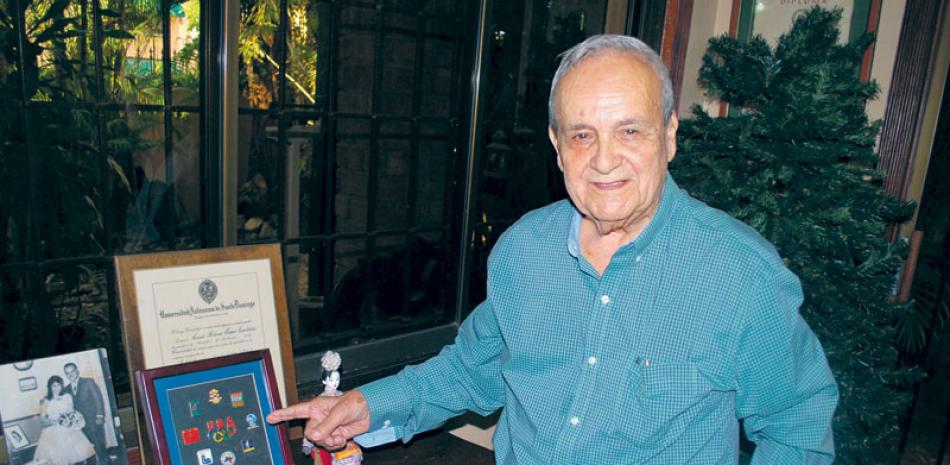 El doctor Bolívar Vargas Candelario conserva en su hogar una amplia gama de reconocimientos que se les han conferido dursante su larga trayectoria como dirigente deportivo. FOTO RAMON RODRIGUEZ.