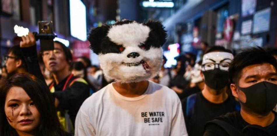 Manifestantes en Hong Kong disfrazados para celebrar Halloween. / AFP