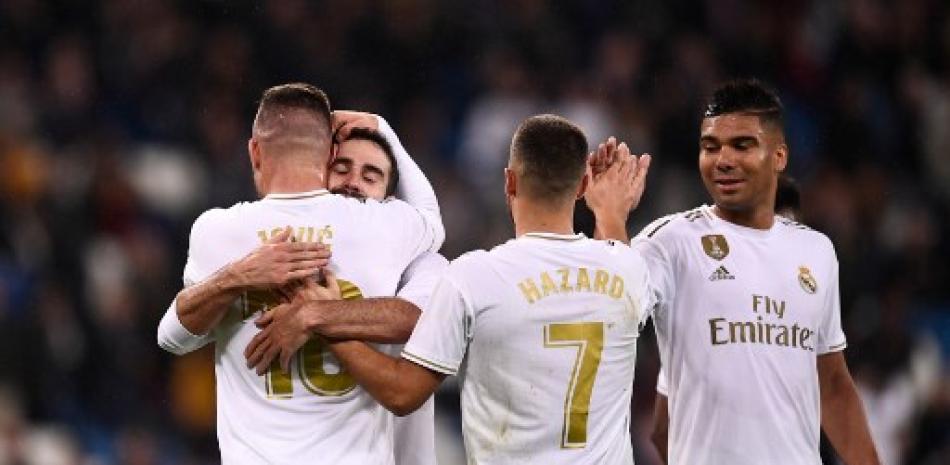 Luka Jovic es felicitado por sus compañeros de equipo después de anotar el quinto y último gol contra el Club Deportivo Leganés SAD en el estadio Santiago Bernabéu. Oscar Del Pozo/AFP.