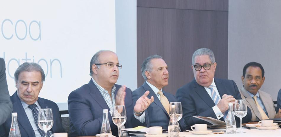 Héctor José Rizek, José Ramón Peralta y Victorino García Santos durante el lanzamiento de la fundación. AR/LD