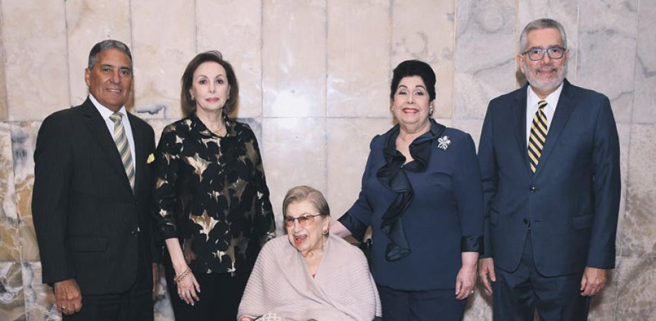 Niní Cáffaro, Rita Espaillat, Margarita Copello de Rodríguez, Jenny Podestá de Vásquez y Enrique Valdez. ROBERT JÁQUEZ/LD.