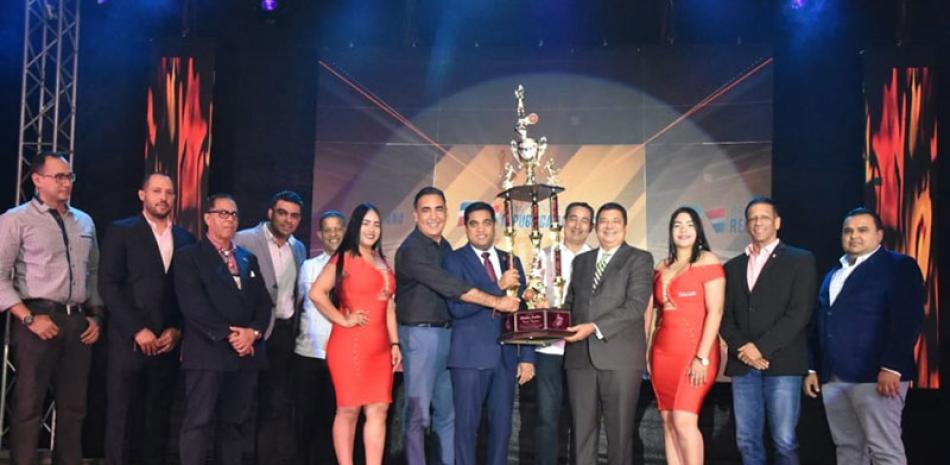 El Comité Organizador recibe la copa Malta India.