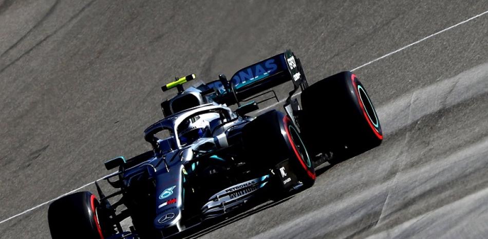Valterri Bottas conduce su Mercedes en el cual obtuvo la posición de pole para el Gran Premio de Estados Unidos en Austin, Texas.