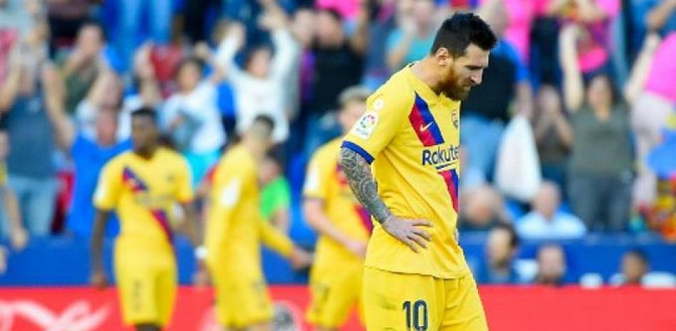 Lionel Messi reacciona al gol del Levante en el estadio Ciutat de Valencia en Valencia. José Jordan/AFP.