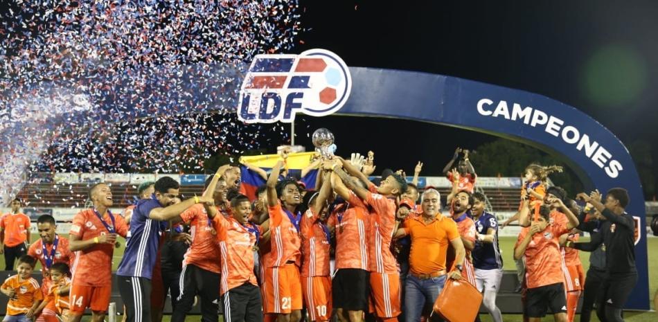Jugadores y técnicos del Cibao FC celebran la obtención de la corona en el torneo de clausura de la LDF.